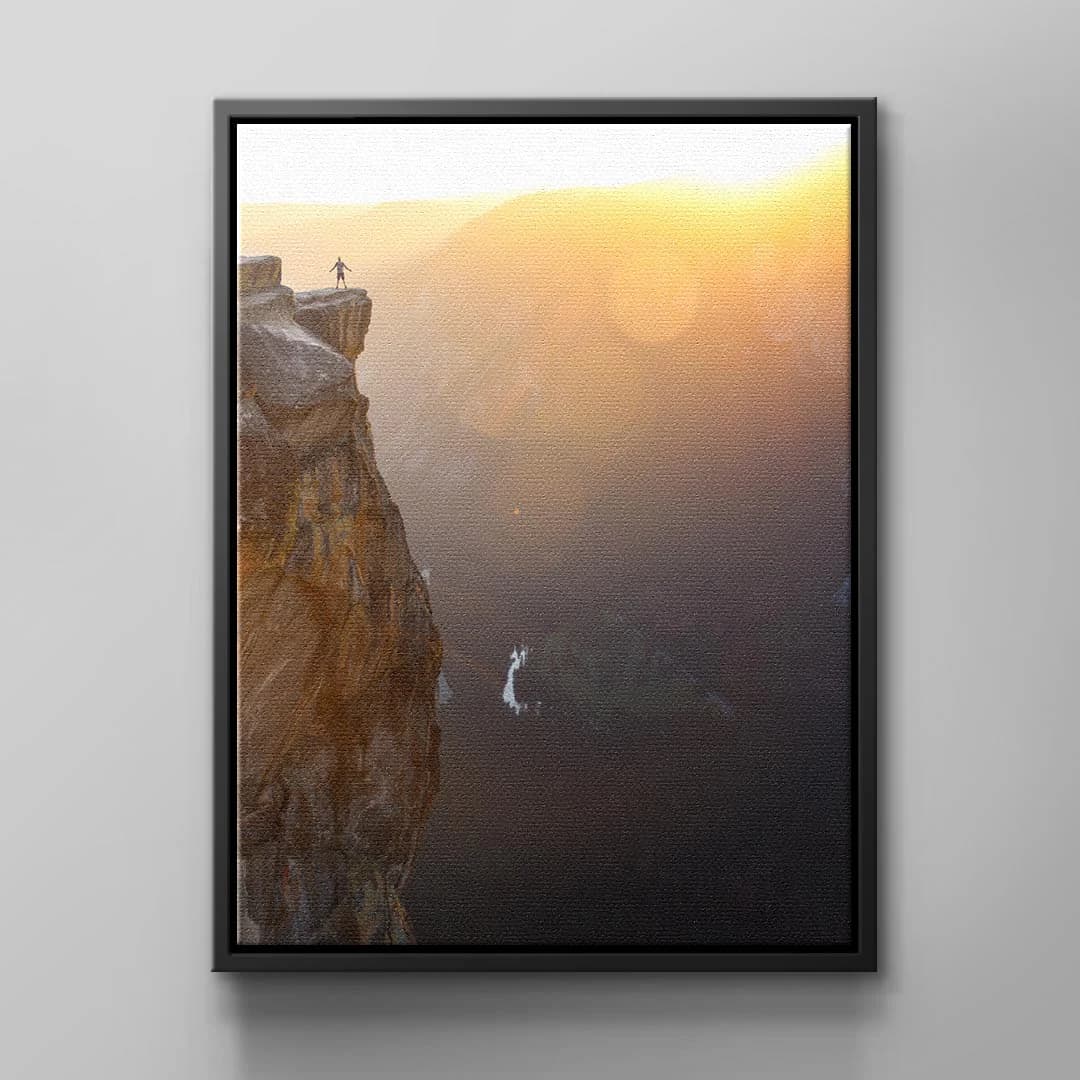 Tablou canvas om pe stâncă privind munții – decor living