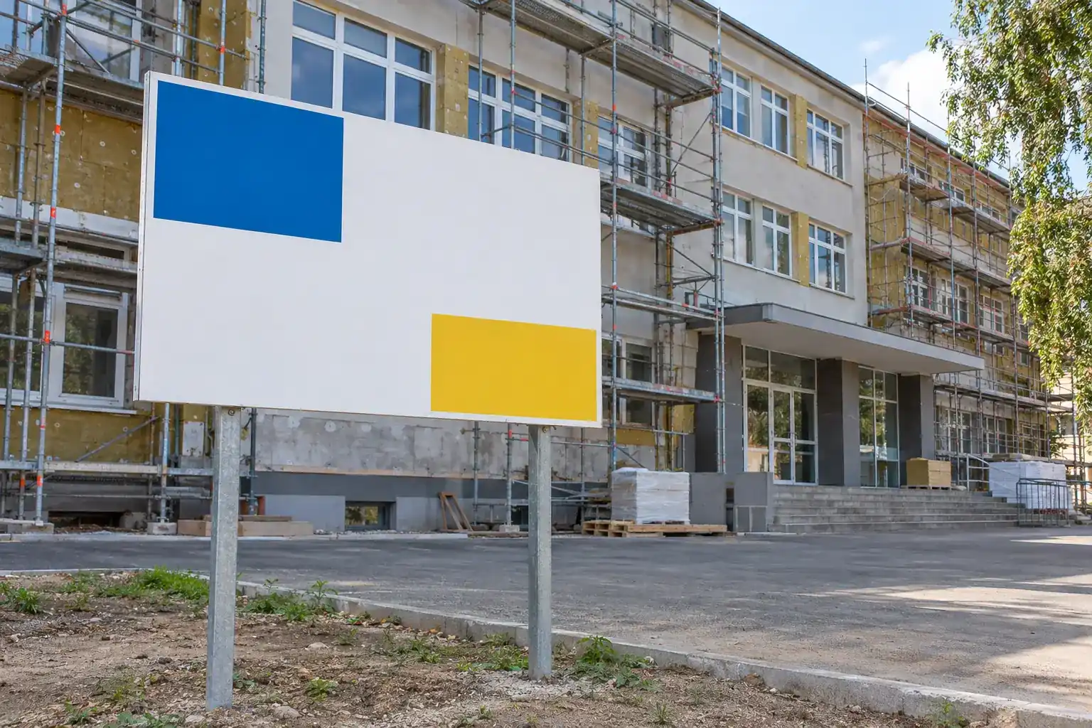 Panou informativ amplasat la un șantier de renovare a unei școli
